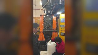 Blow modling machine